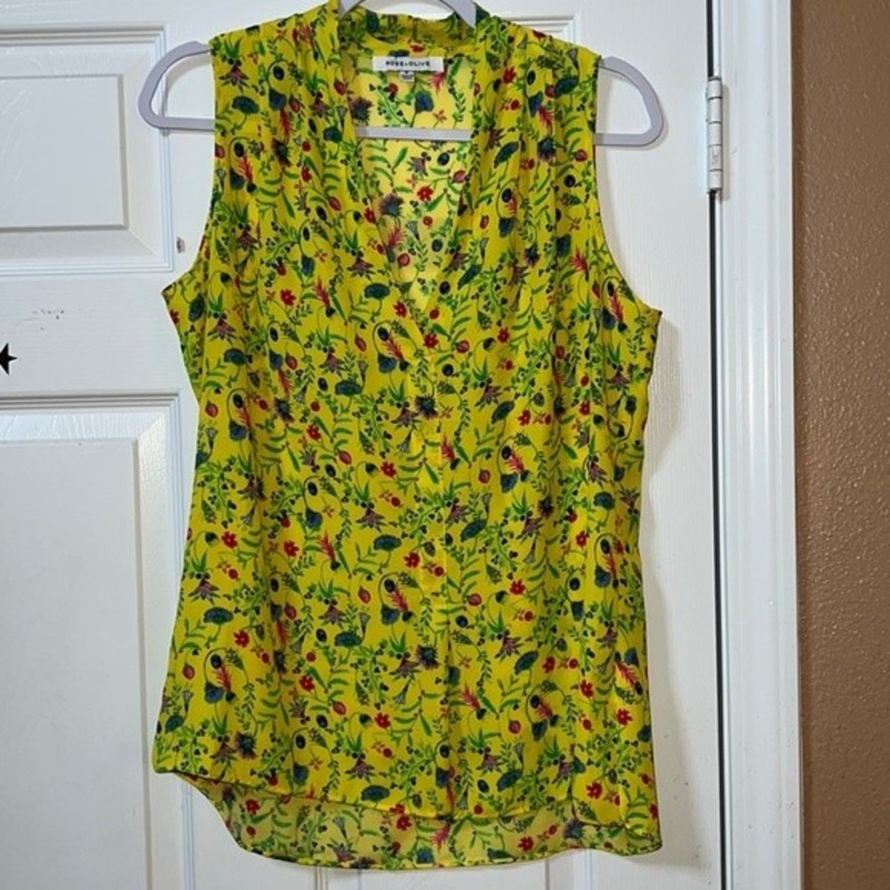 Rose + Olive Yellow Floral Sleeveless V-Neck Top Size Medium